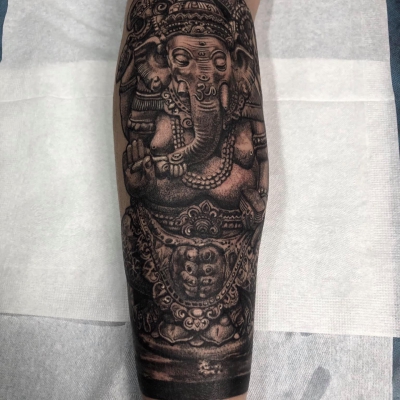 Ganesha là một vị thần đáng kính trong Ấn Độ giáo, nhân dạng của thần kỳ dị, với đầu voi mình người. Thần Ganesha là tượng trưng của tài trí, hạnh phúc và thành công. Ngài là con của thần Shiva v