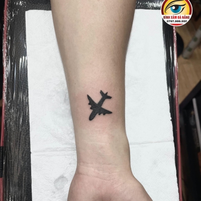 tattoo máy bay cho a khách hướng dẫn viên du lịch 